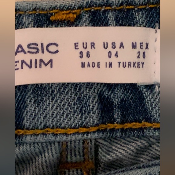 Zara Basic Z1975 Denim Jeans with Embellishments and Frayed Hem • Size 4 - Picture 8 of 14